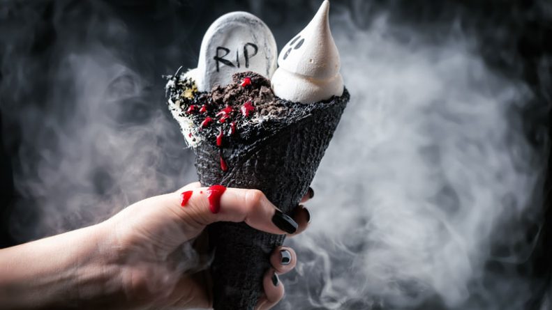 Досуг: Хеллоуин в Лондоне: черное мороженое, съедобная паутина и призраки из безе